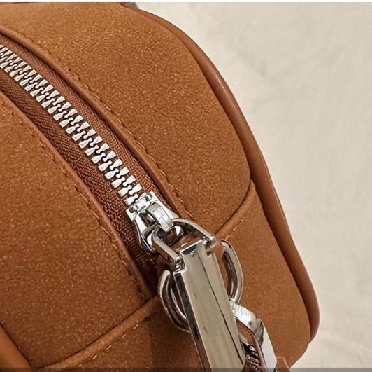 ミニバッグ くま型チャーム付き丸みのあるハンドミニバッグ