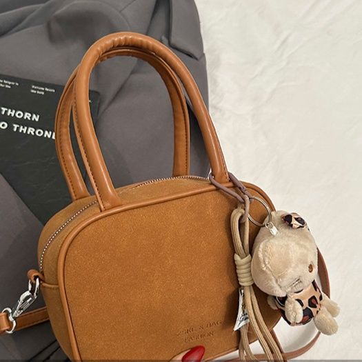 ミニバッグ くま型チャーム付き丸みのあるハンドミニバッグ