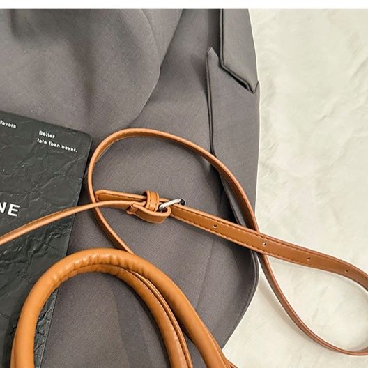 ミニバッグ くま型チャーム付き丸みのあるハンドミニバッグ