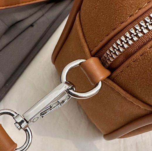 ミニバッグ くま型チャーム付き丸みのあるハンドミニバッグ