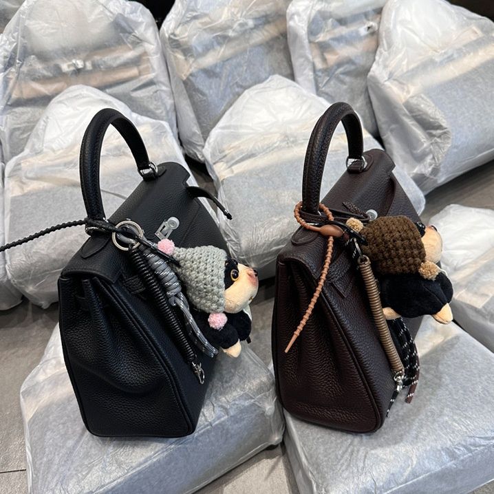 ミニバッグ 金具留め具付きシュリンクレザー調ハンドバッグ