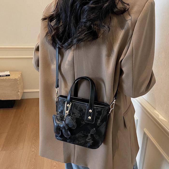 ミニバッグ 花柄型押し二wayキュートチャーム付きミニバッグ