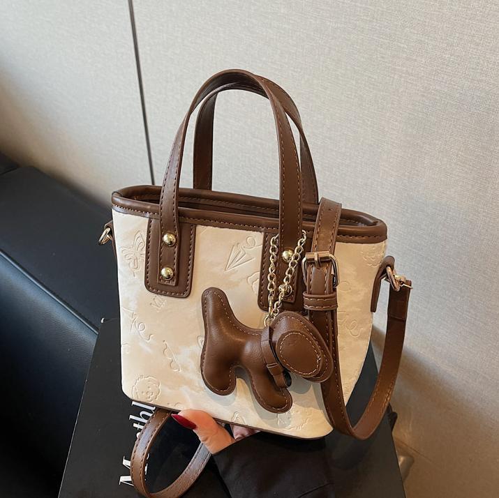 ミニバッグ 花柄型押し二wayキュートチャーム付きミニバッグ