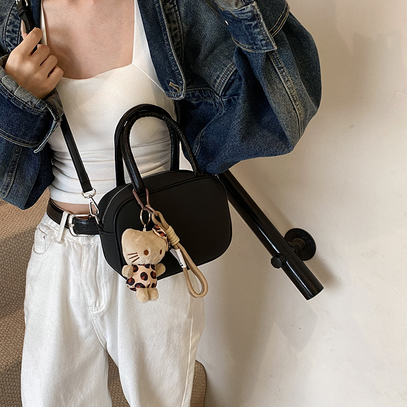 ミニバッグ くま型チャーム付き丸みのあるハンドミニバッグ