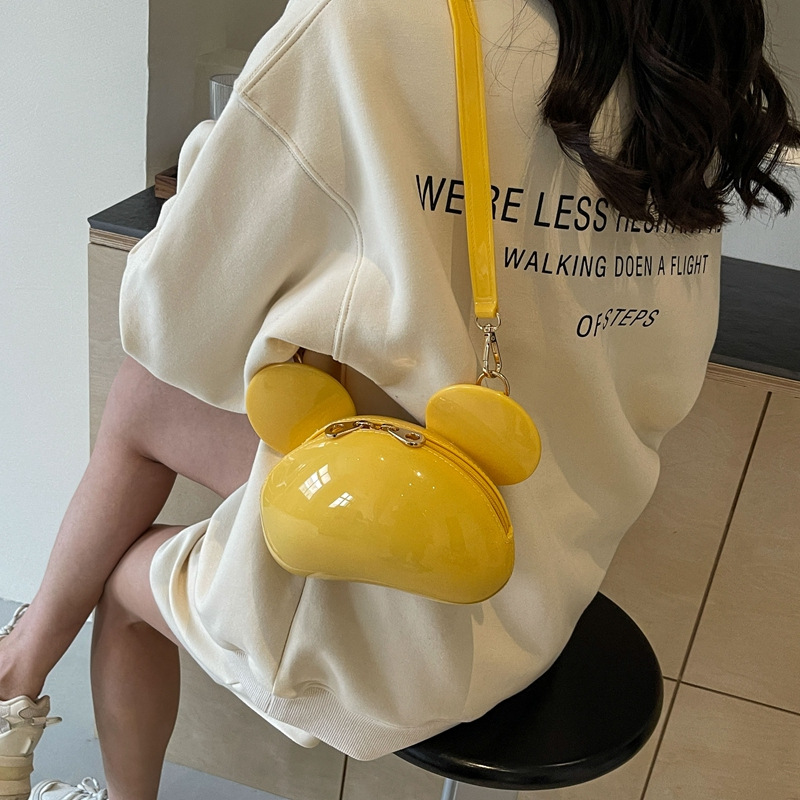 ミニバッグ ねずみ耳光沢ミニショルダーバッグ