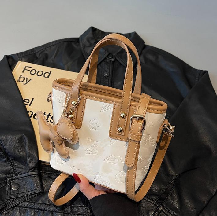 ミニバッグ 花柄型押し二wayキュートチャーム付きミニバッグ