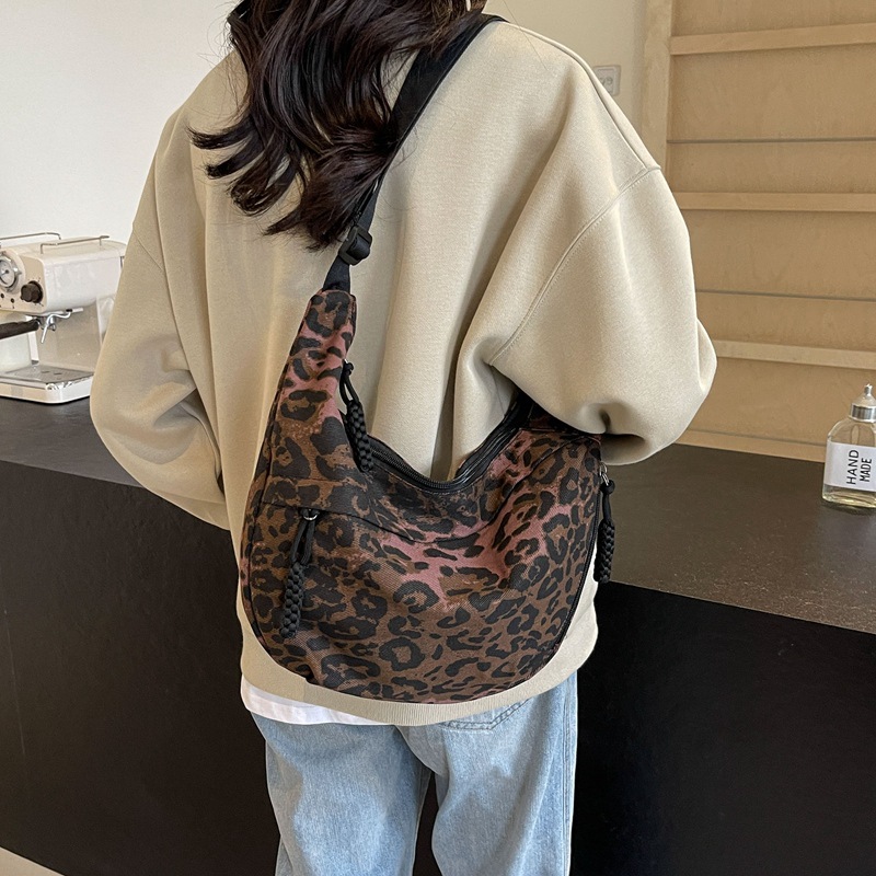 ミニバッグ 半月形モチーフ金具付きミニバッグ