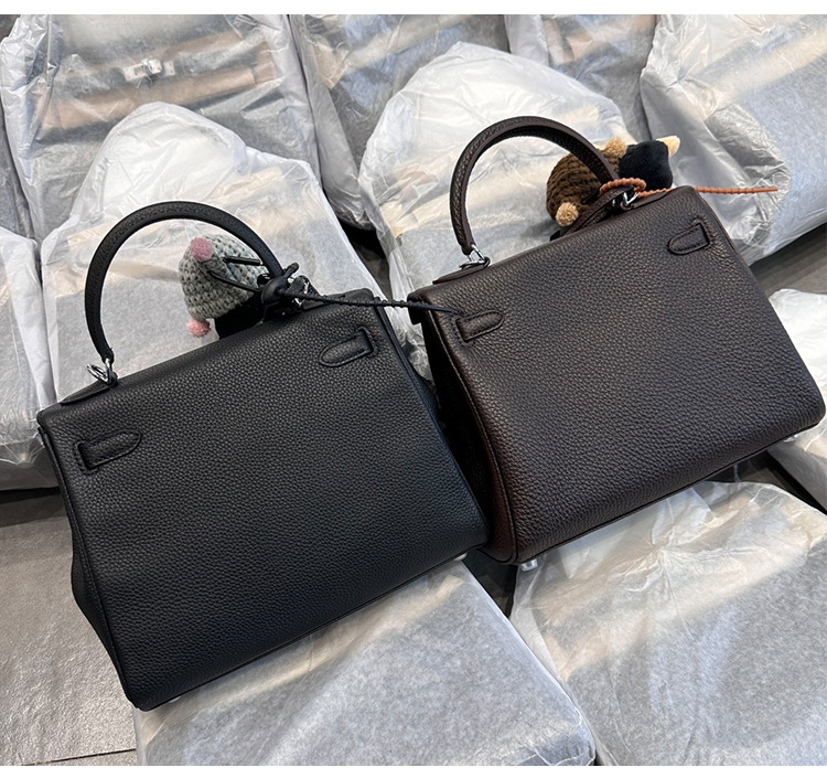 ミニバッグ 金具留め具付きシュリンクレザー調ハンドバッグ