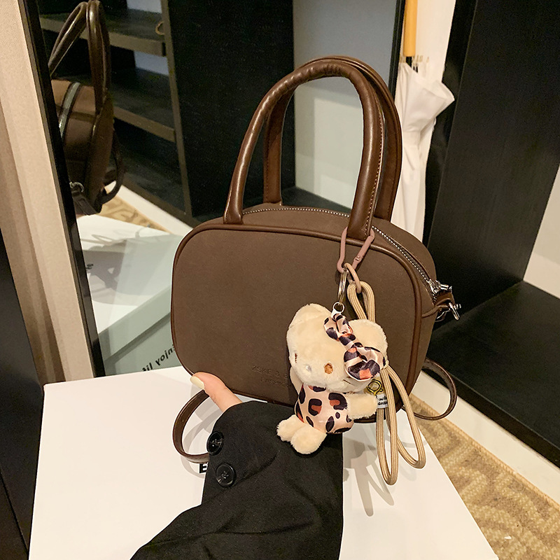 ミニバッグ くま型チャーム付き丸みのあるハンドミニバッグ