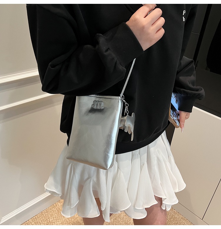ミニバッグ しずく飾り付き縦型ミニショルダー