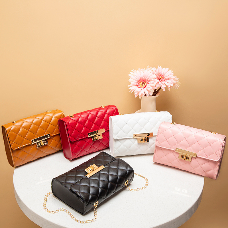 ミニバッグ キルティング斜め掛けミニバッグ金具付き