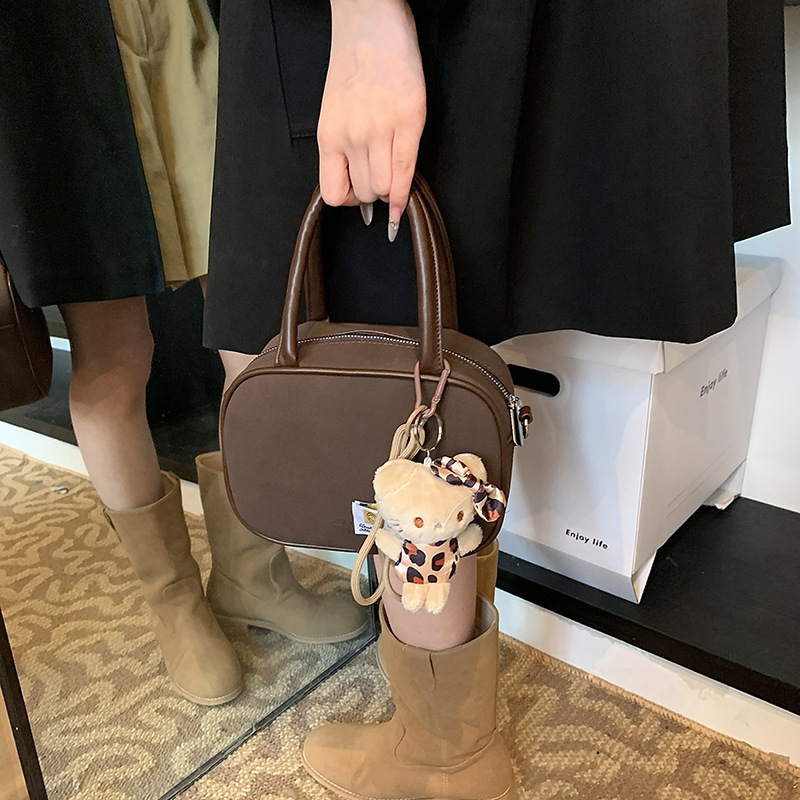 ミニバッグ くま型チャーム付き丸みのあるハンドミニバッグ