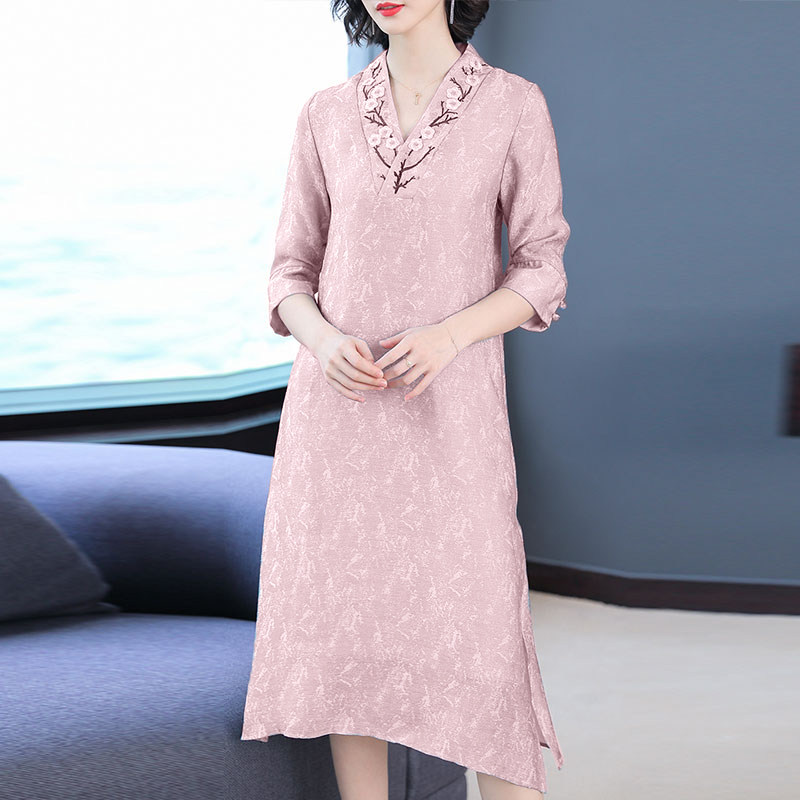 パーティードレス 刺繍襟元が華やぐ七分袖ミディ丈ワンピース