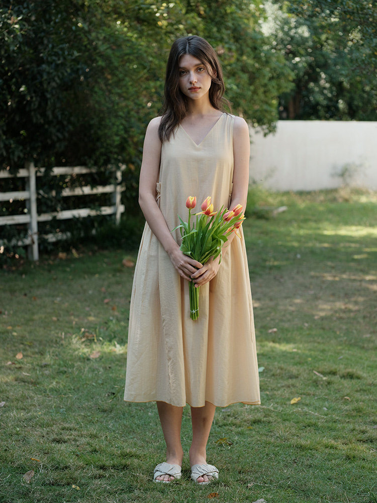 パーティードレス 深めブイネックゆったりシルエットロング丈ノースリーブワンピース