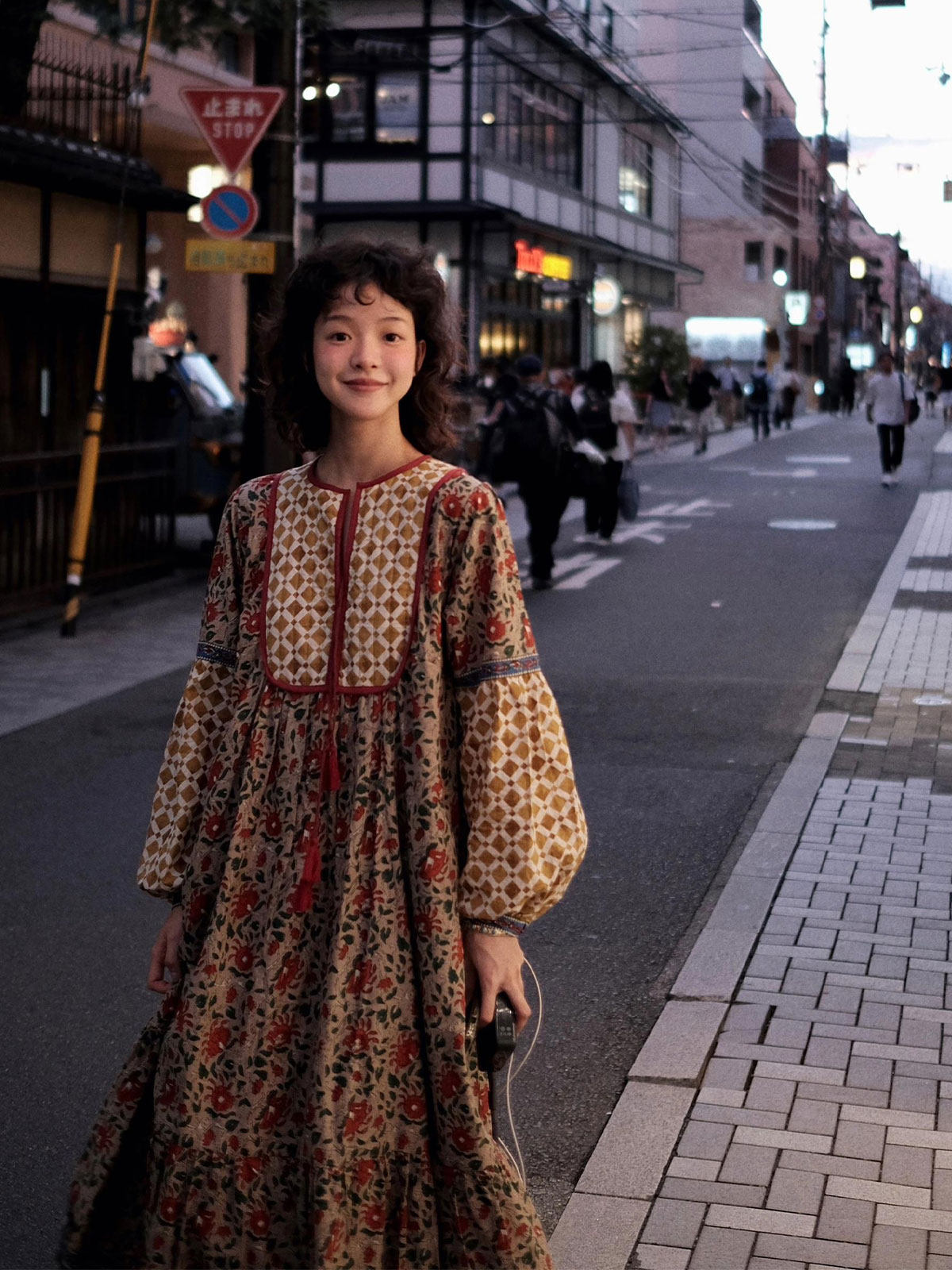 パーティードレス 異国情緒漂う幾何学模様ボリューム袖ロング丈ワンピース