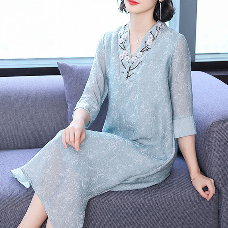 パーティードレス 刺繍襟元が華やぐ七分袖ミディ丈ワンピース