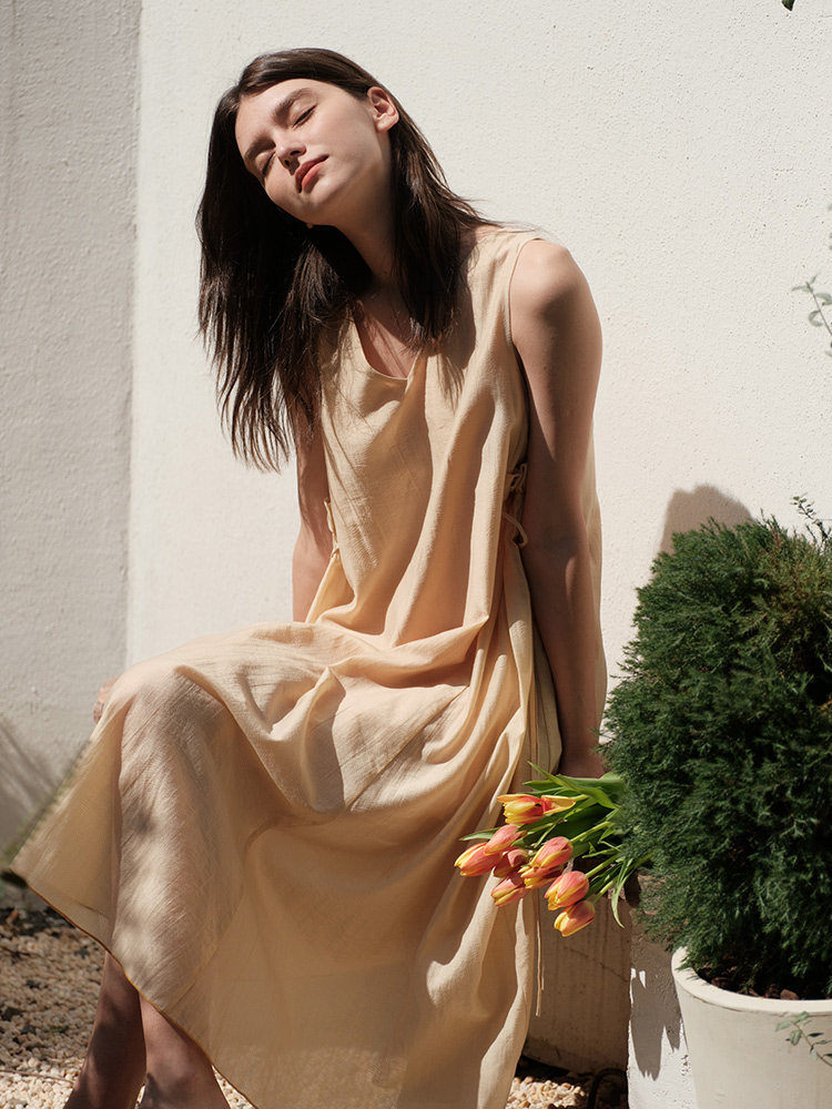 パーティードレス 深めブイネックゆったりシルエットロング丈ノースリーブワンピース