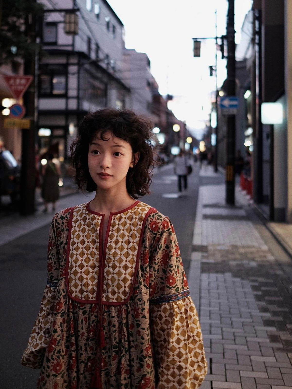 パーティードレス 異国情緒漂う幾何学模様ボリューム袖ロング丈ワンピース