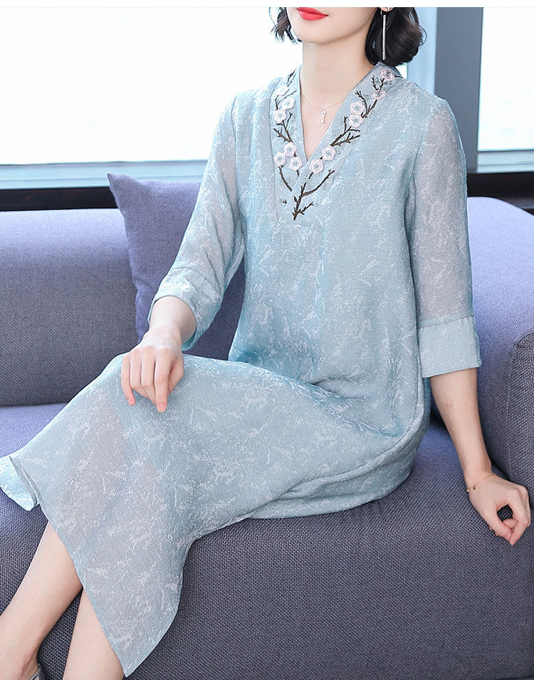 パーティードレス 刺繍襟元が華やぐ七分袖ミディ丈ワンピース