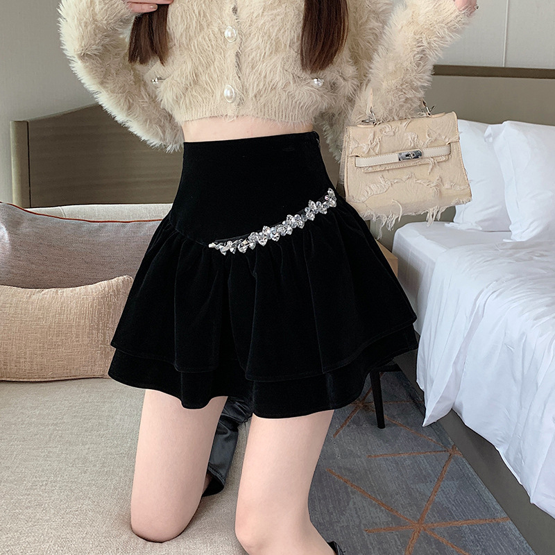 黒いミニスカートで大人っぽさと上品さが両立するおすすめ5選