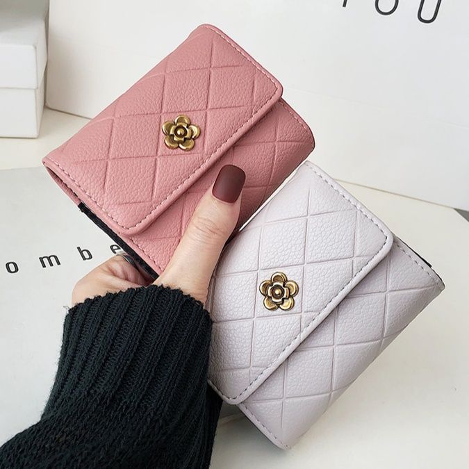 コンパクト 財布 フラワー金具付きキルティング三つ折り財布