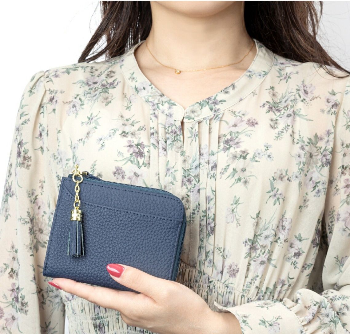 コンパクト 財布 本革型押しタッセル付き二つ折りミニ財布