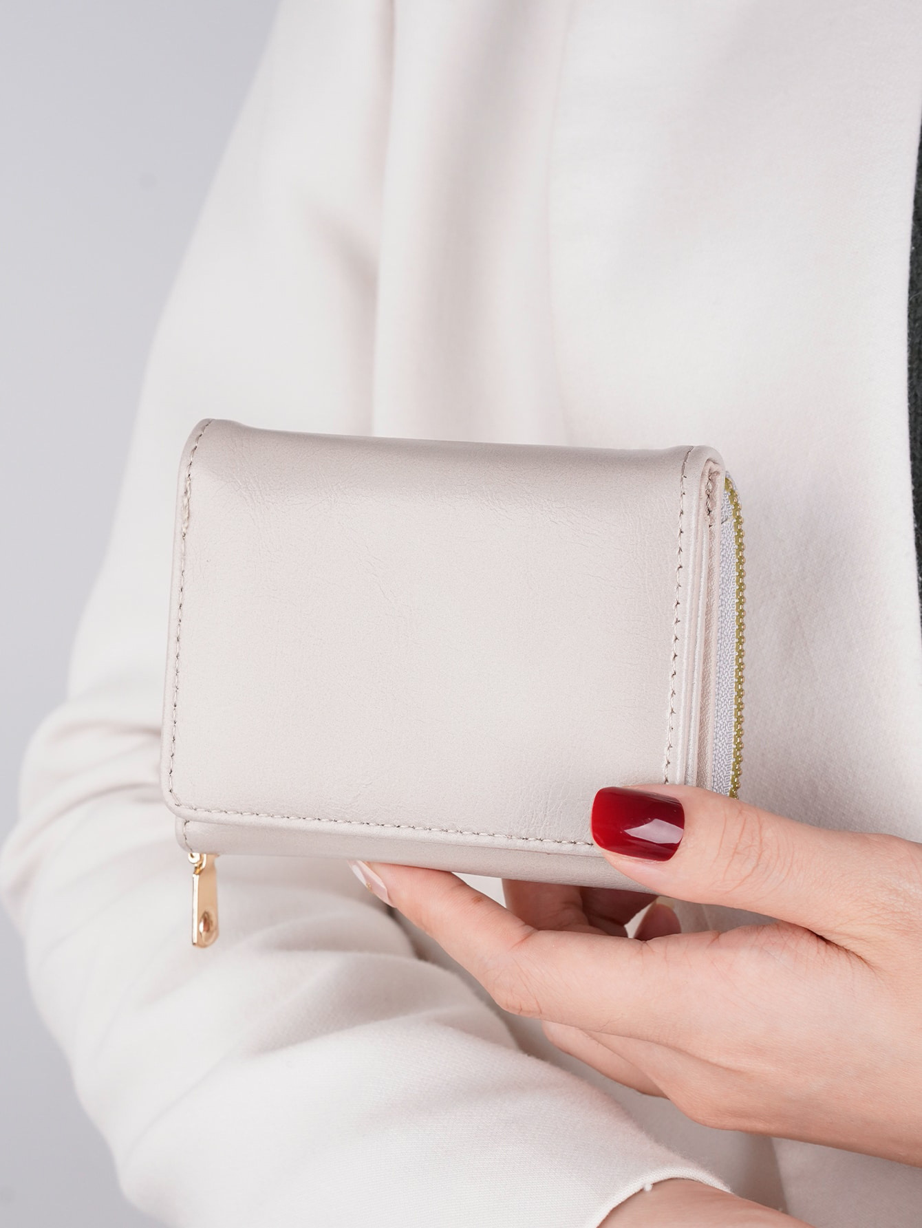 コンパクト 財布 本革三つ折りラウンドファスナー式コンパクト財布