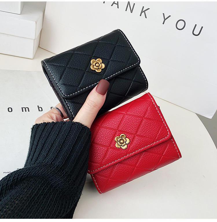 コンパクト 財布 フラワー金具付きキルティング三つ折り財布