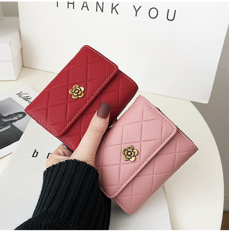 コンパクト 財布 フラワー金具付きキルティング三つ折り財布