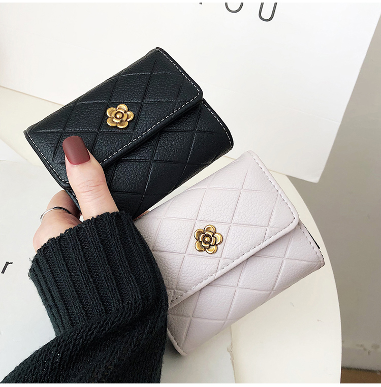 コンパクト 財布 フラワー金具付きキルティング三つ折り財布