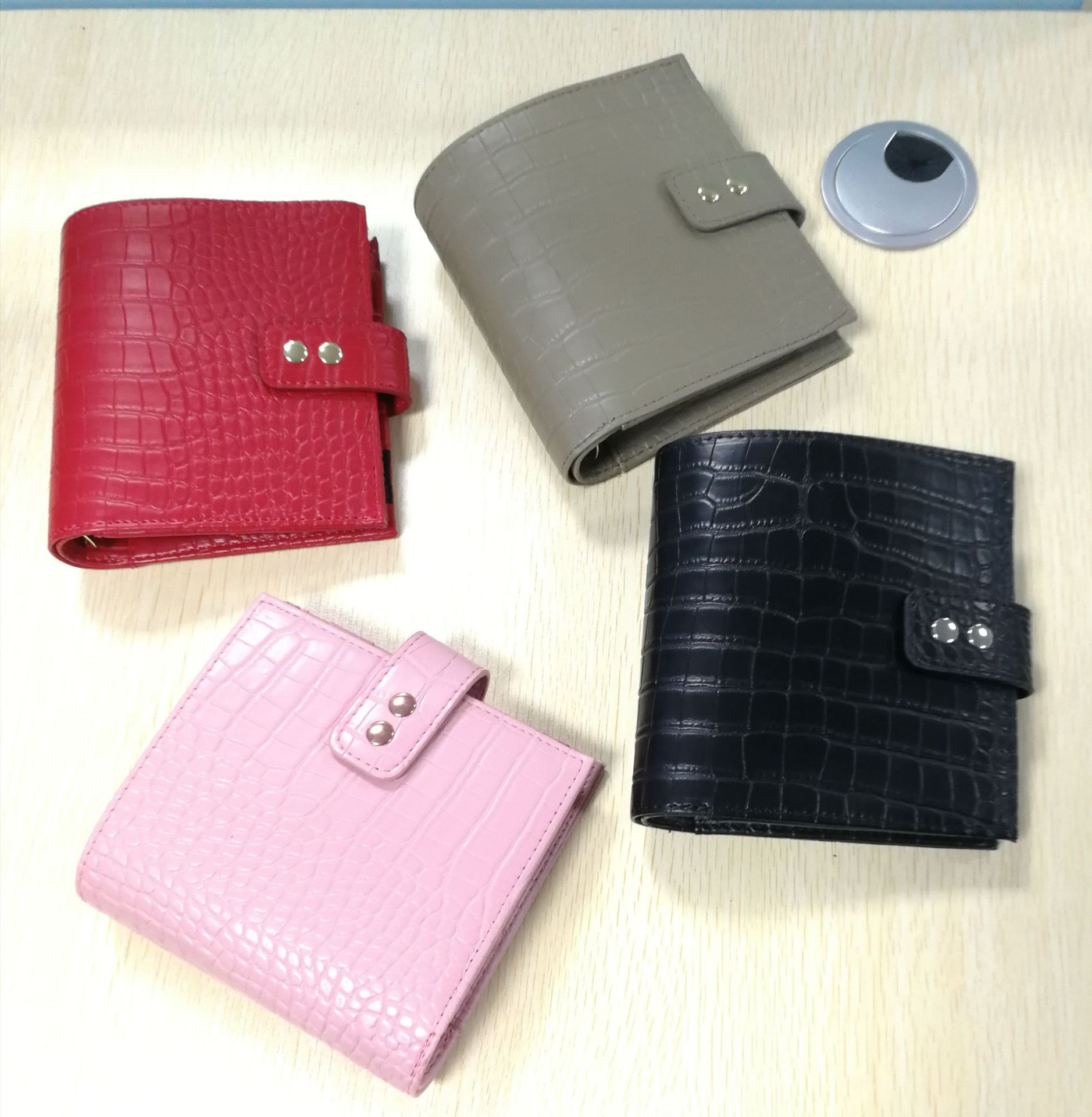 型押しレザー二つ折り財布コンパクトサイズ 二 つ折り 財布 コンパクト