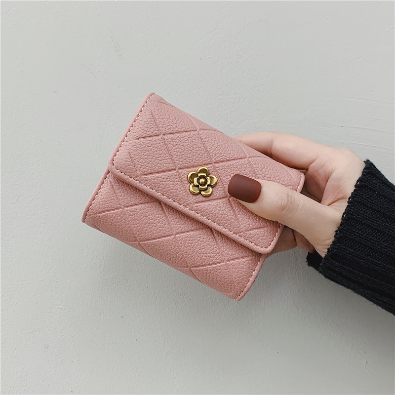 コンパクト 財布 フラワー金具付きキルティング三つ折り財布