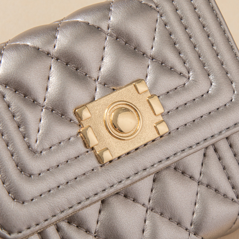 コンパクト 財布 キルティングステッチ金具付き三つ折りミニ財布