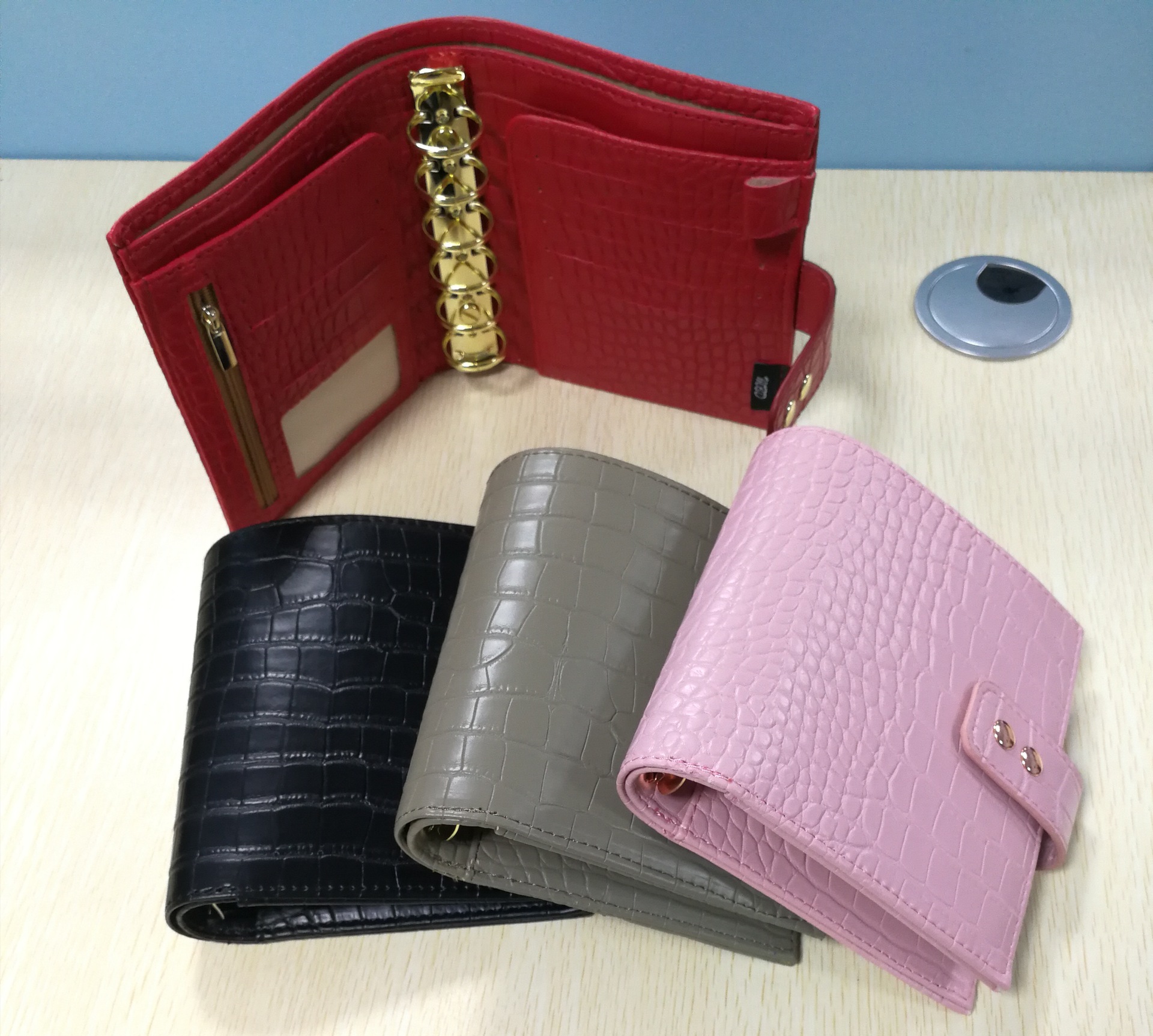 型押しレザー二つ折り財布コンパクトサイズ 二 つ折り 財布 コンパクト