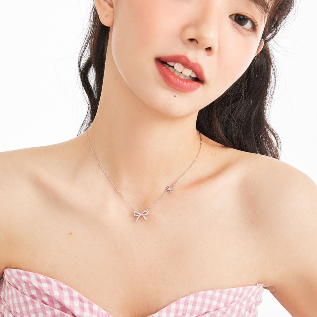 キラキラ輝く可愛いリボンモチーフネックレス