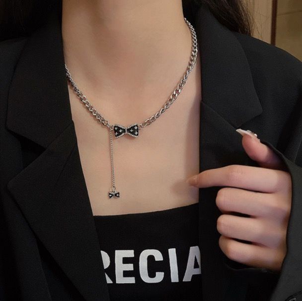 シルバーチェーンネックレス黒蝶々ペンダント