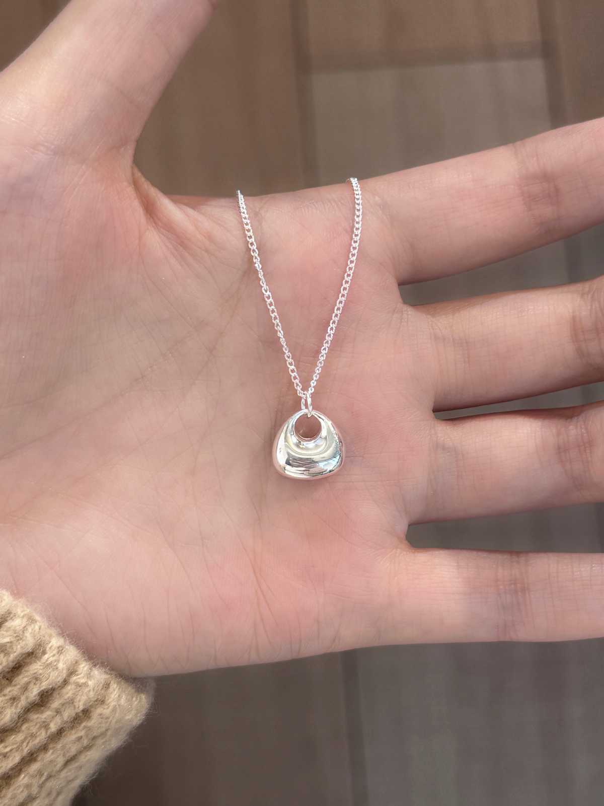 毎日の装いに愛らしさをプラス！かわいいシルバーネックレスで心躍る素敵な自分を演出する10選