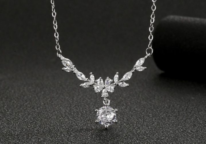 レディースネックレス 華やかな小花と一粒石のシルバーネックレス