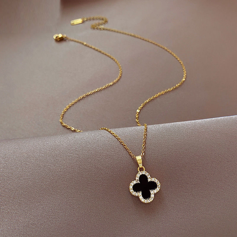 四つ葉クローバーペンダントネックレス