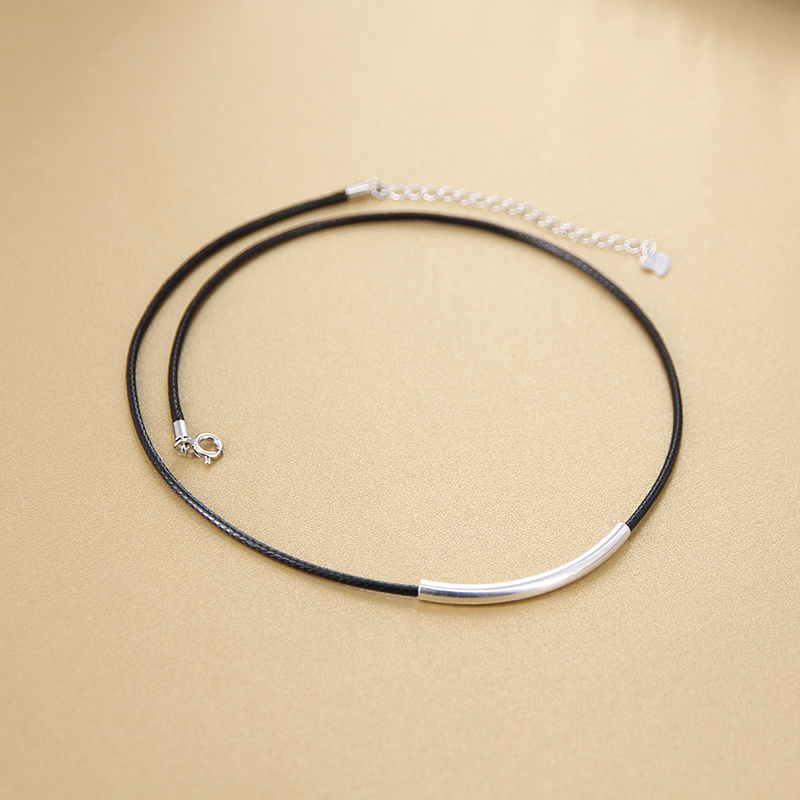シルバーチューブアクセント革紐ネックレス