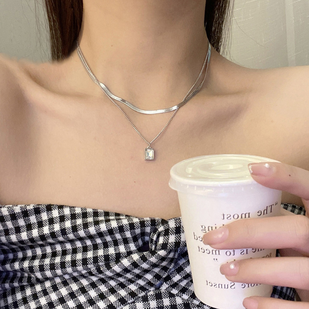 ゴールド二連チェーン角型ペンダント首飾り