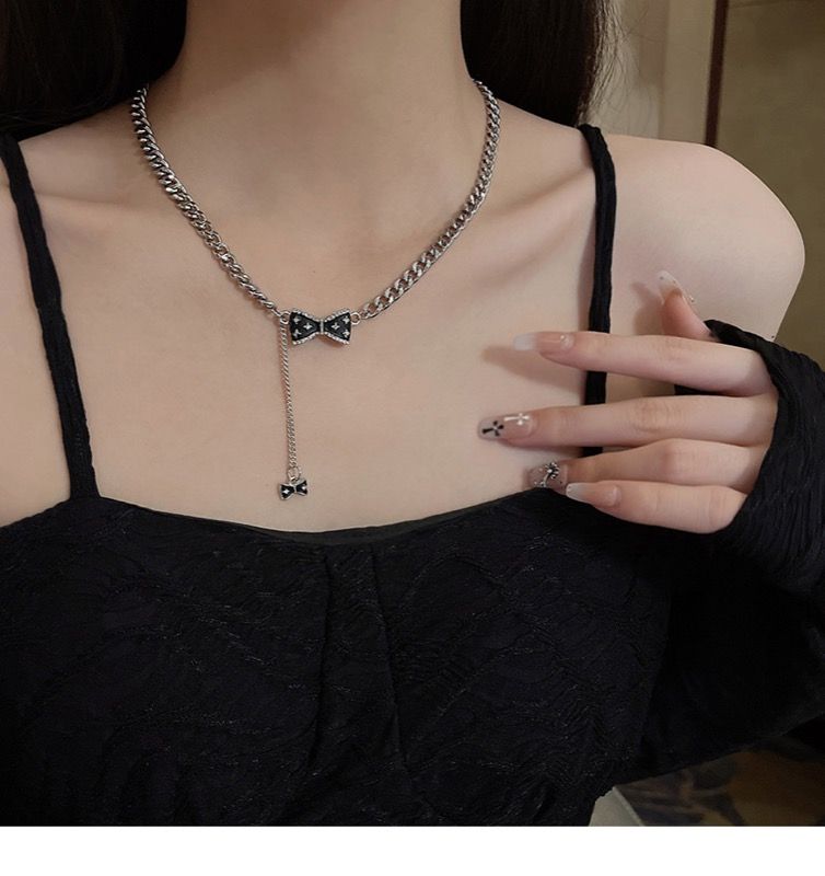 シルバーチェーンネックレス黒蝶々ペンダント