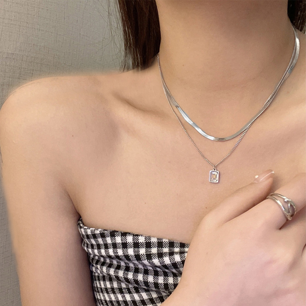 ゴールド二連チェーン角型ペンダント首飾り