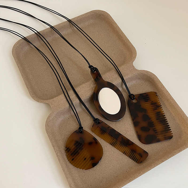 パール付き櫛型ネックレス 上品デザイン