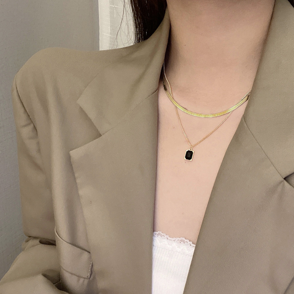 ゴールド二連チェーン角型ペンダント首飾り