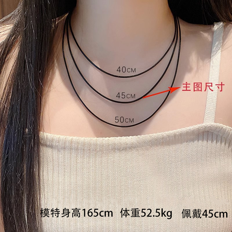 円形チャーム革紐ネックレス