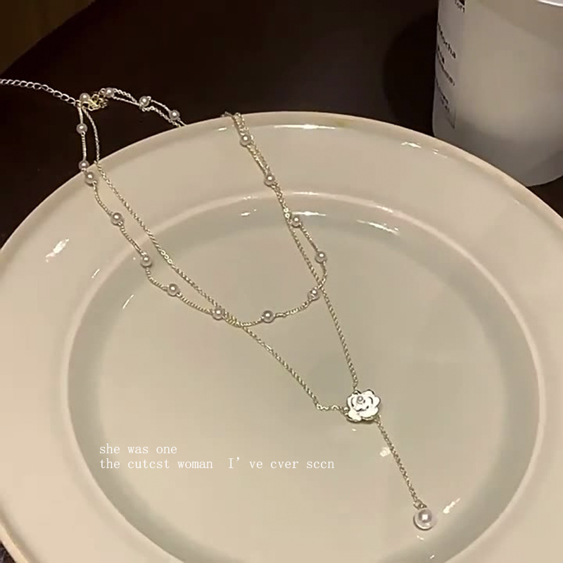 フラワーモチーフ重ね付け風パールネックレス