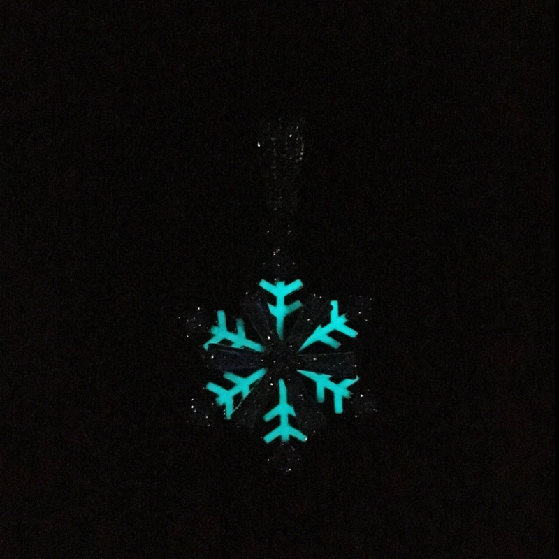 ゴールド雪の結晶ペンダントネックレス