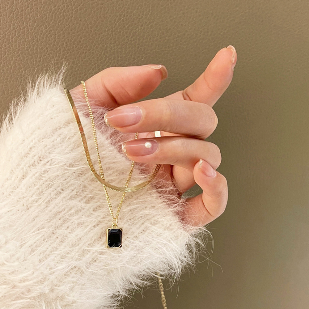 ゴールド二連チェーン角型ペンダント首飾り