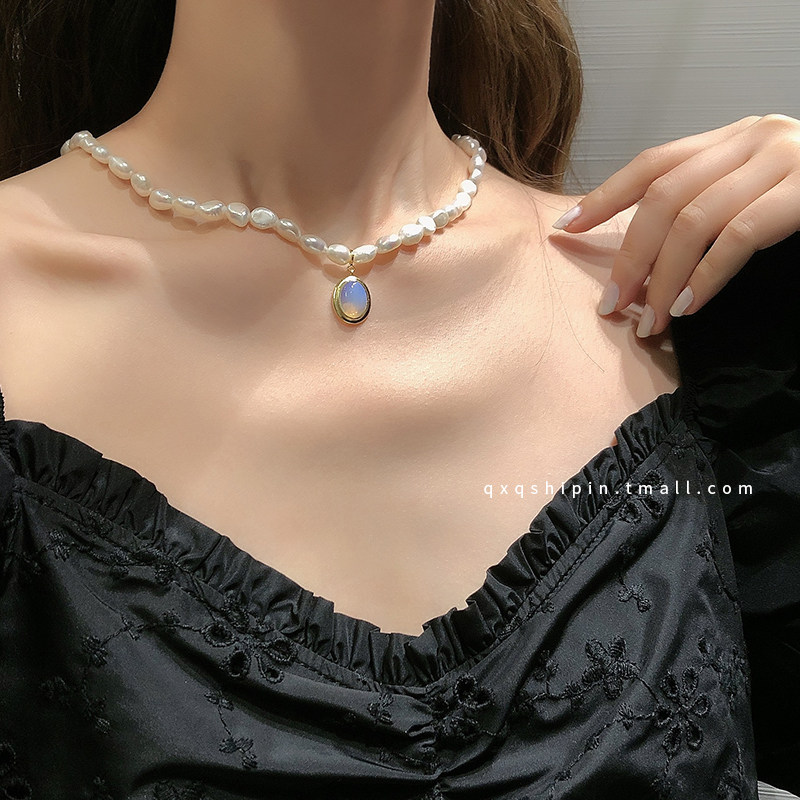 パール天然石チャーム付きネックレス